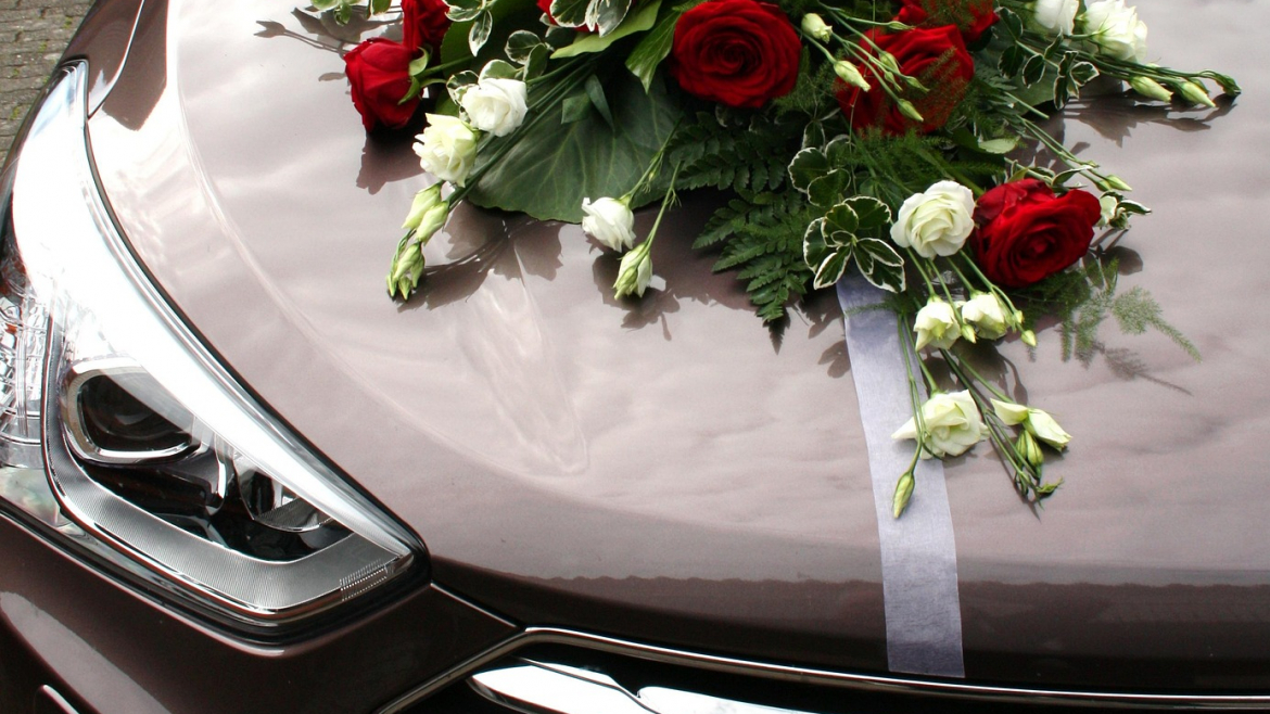 Hochzeit – Autoschmuck schwarzer Toyota